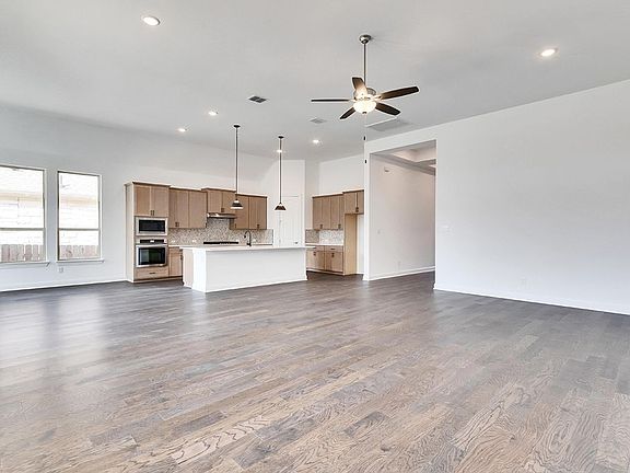 4th image of 305 Independence Dr