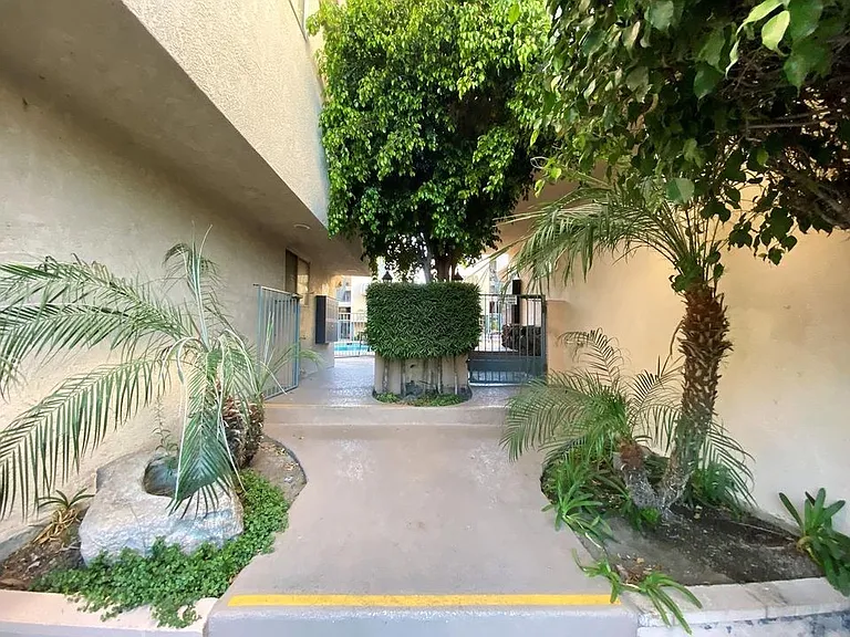 615 E Providencia Ave #C — Photo 6