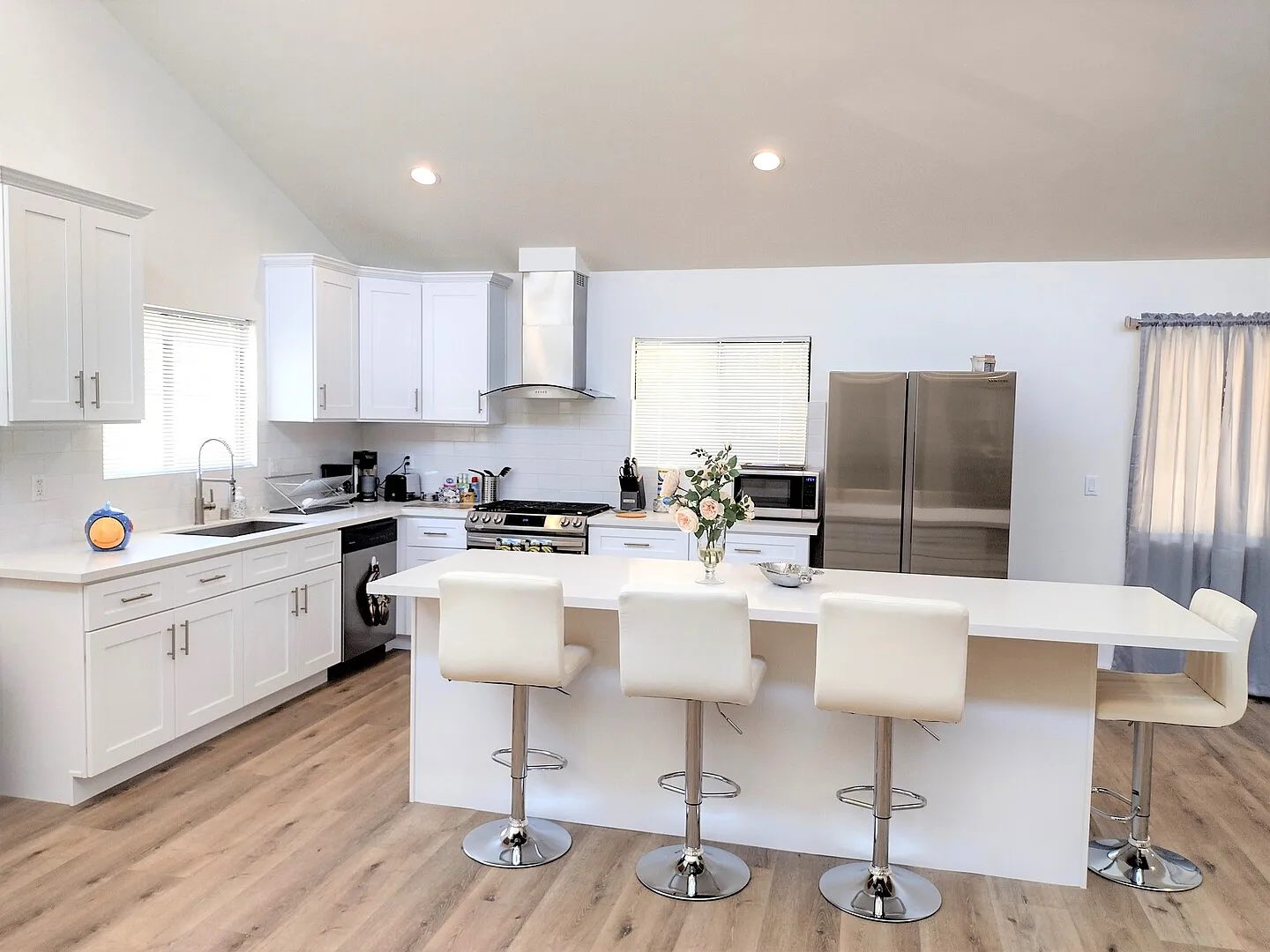 Modern House, 3 Bedrooms Each With Own Bathroom — Photo 1