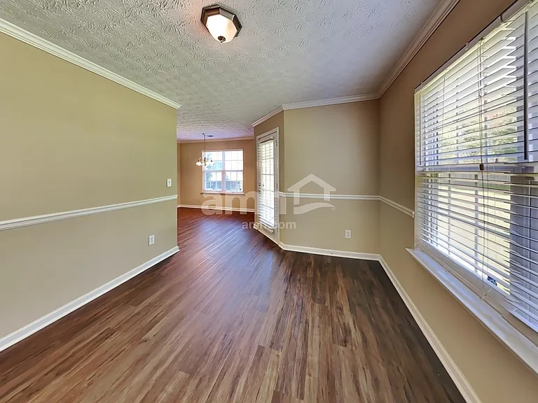 305 Kings Way — Photo 8