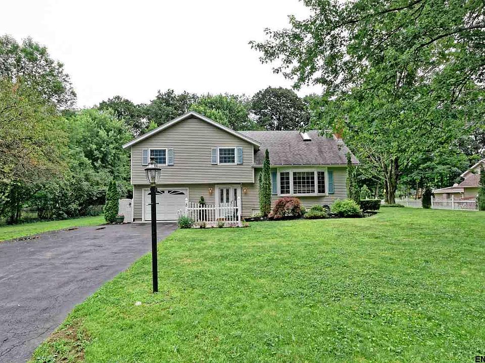 1st image of 3 Meadow Brook Ln