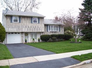 825 Riverbend Dr, Clark, NJ 07066