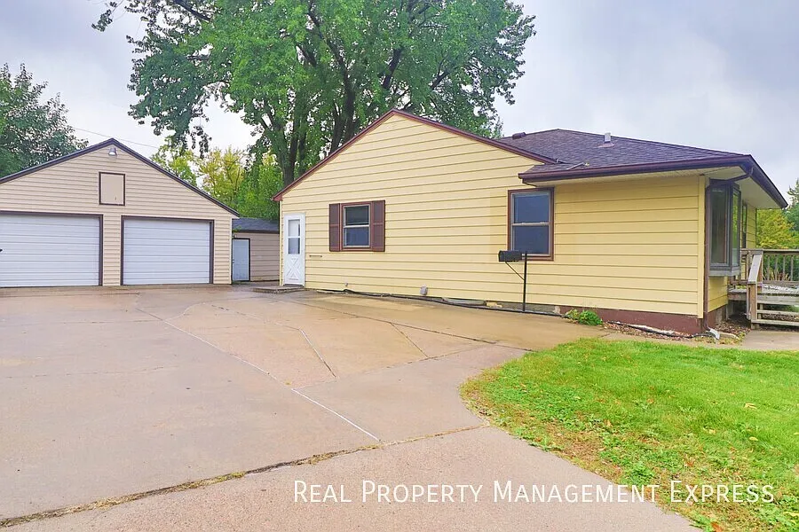 3 Bed Home w/ Large Garage — Photo 3