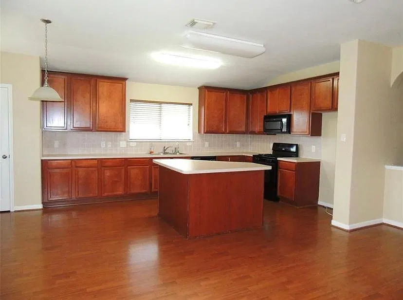 3 bed, 2022 sqft, $2,100 — Photo 4