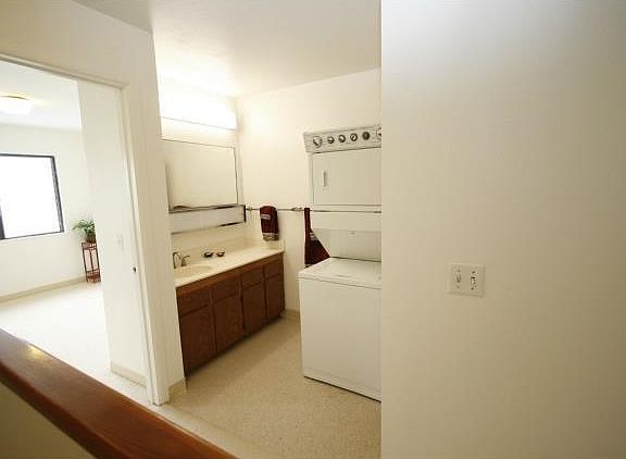 Vanity area with Washer/Dryer