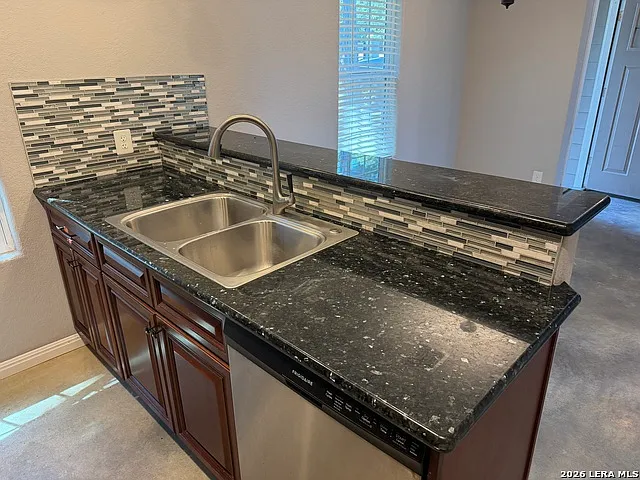3 bed, 2.0 bath, 1035 sqft, $1,850 — Photo 4