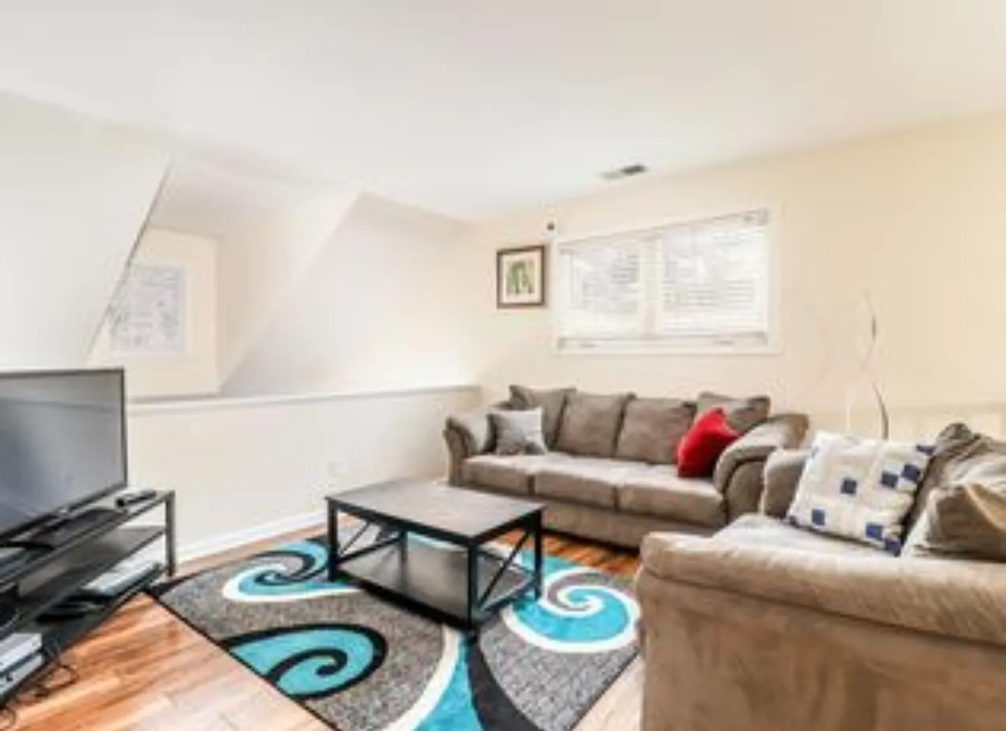3 bed, 2.5 bath, 2850 sqft, $4,200 — Photo 2