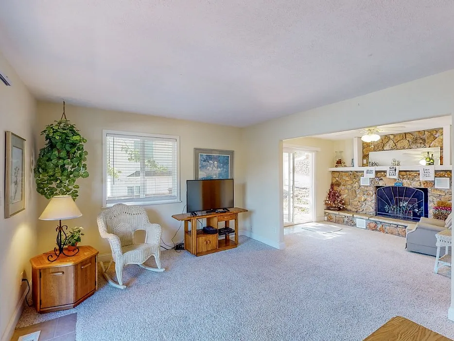 3 bed, $2,300 — Photo 4