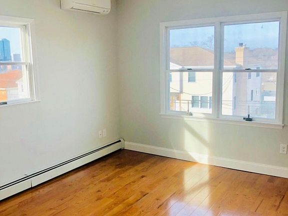 4th image of 16 Lincoln Ave E Floor 2