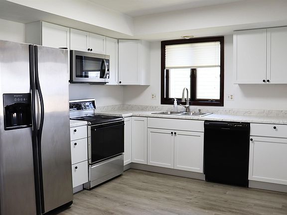 5th image of 1673 Woodbine Cir N
