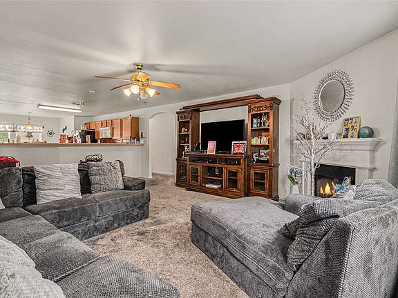 3rd image of 1005 Windsor Ln