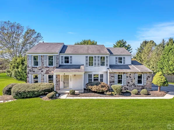 8 Madison Dr, Princeton Junction, NJ 08550