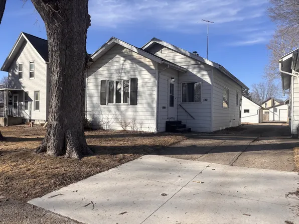 610 1/2 W 7th St, Sterling, IL 61081