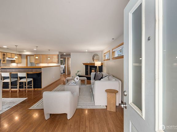 3rd image of 10717 Phinney Avenue N