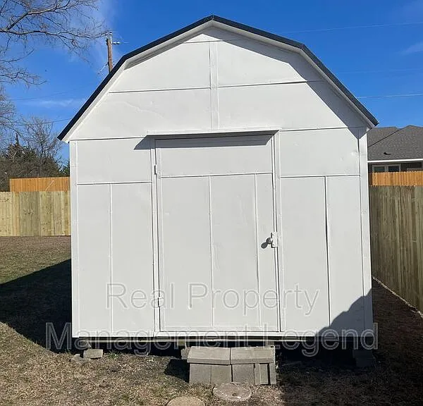 701 S Valentine Dr — Photo 23