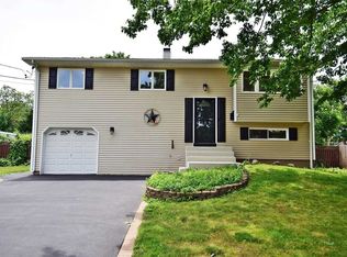 144 Barton Ln, Bayport, NY 11705
