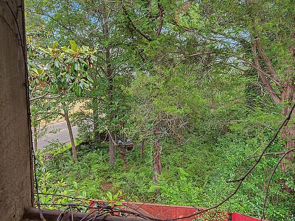 33rd image of 216 Stonewall St SE