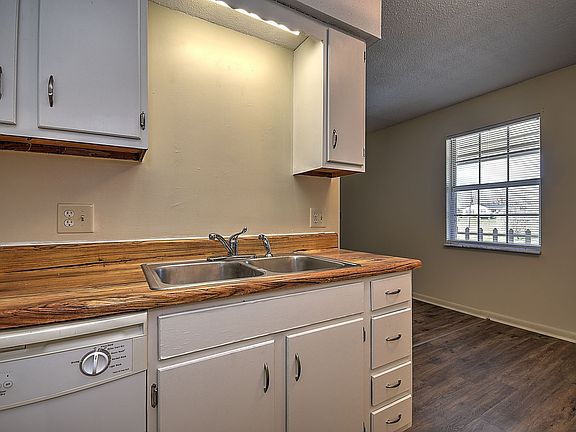 4th image of 120 Hartshaw Dr APT B13
