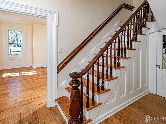 5th image of 784 Ridge Rd