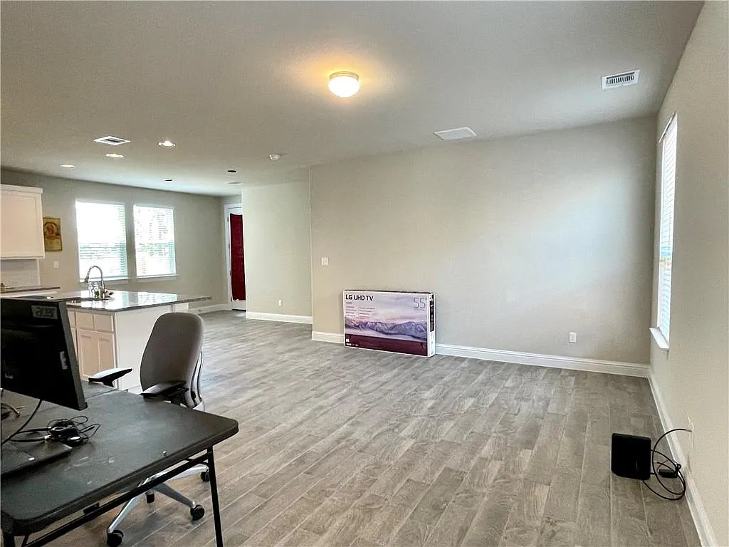 3 bed, 2.5 bath, 2100 sqft, $2,090 — Photo 4