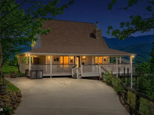 860 Pine Top Ln, Gatlinburg, TN 37738