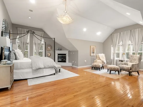 15 Homestead Dr, Medfield, MA 02052