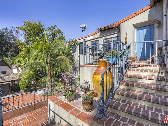 4th image of 2054 N Las Palmas Ave