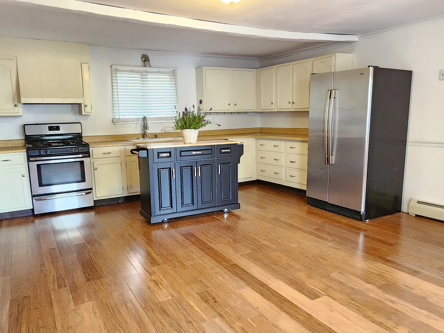 3 bed, 1372 sqft, $3,650 — Photo 4