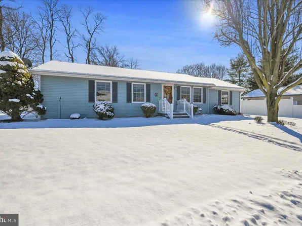 3 E Locust Ln, New Oxford, PA 17350