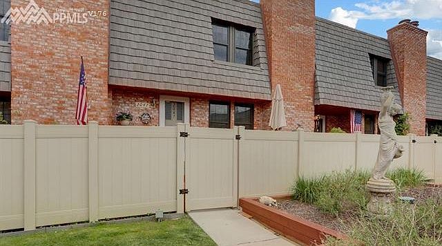 2nd image of 2047 Sussex Ln
