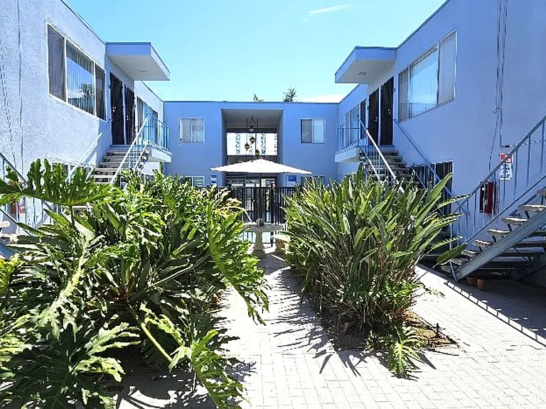 Campus Avenue — Photo 8
