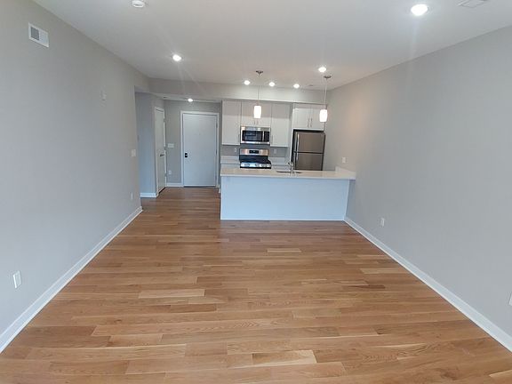 5th image of 2333-47 Fairmount Ave #303