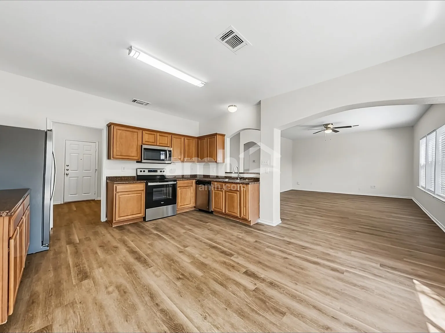 4 bed, 2.5 bath, 2421 sqft, $1,940 — Photo 3