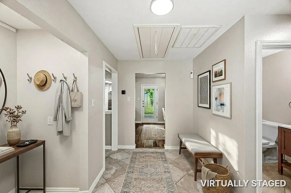 3 bed, 2.5 bath, 2402 sqft, $2,250 — Photo 2