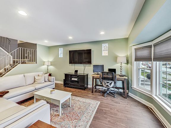 3rd image of 7015 W Roscoe St