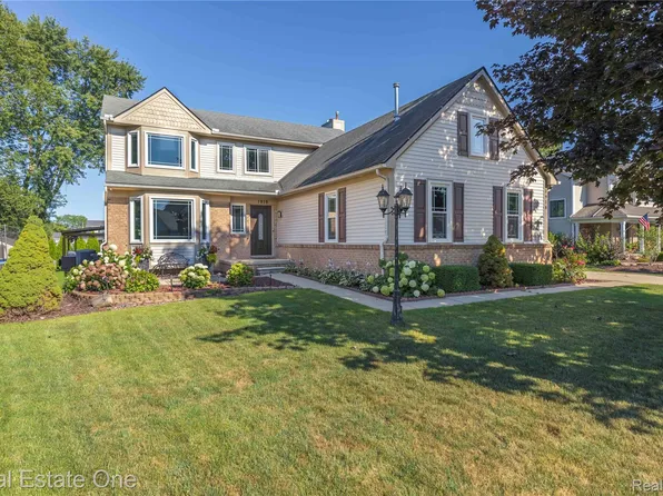 1918 Palmer Dr, Wixom, MI 48393