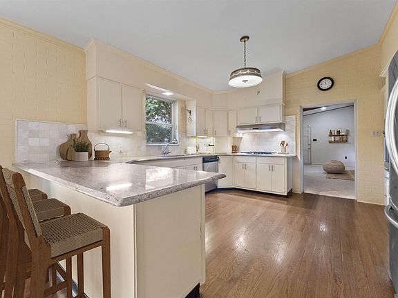 3rd image of 5716 College Dr