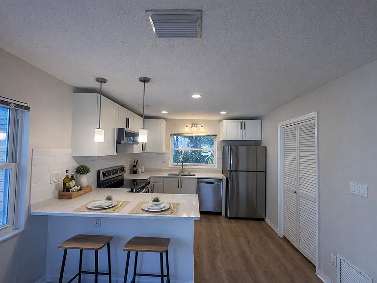 5547 Kingswood Dr — Photo 2