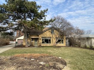216 Waubansee Rd, Riverside, IL 60546