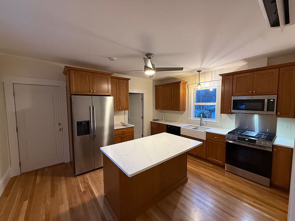 Spacious, newly renovated kitchen - perfect for entertaining!