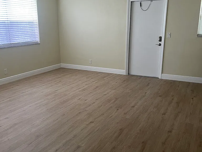 615 NE 8th St #8 — Photo 3