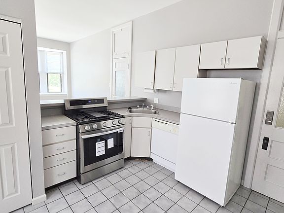 2nd image of 3010 S Grand Blvd #2S
