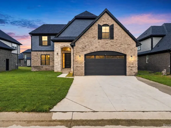 4075 Blossom Dr, Sterling Heights, MI 48314