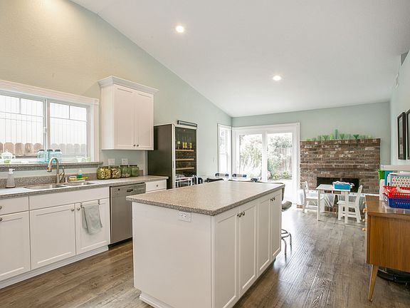2nd image of 921 Tufts Pl