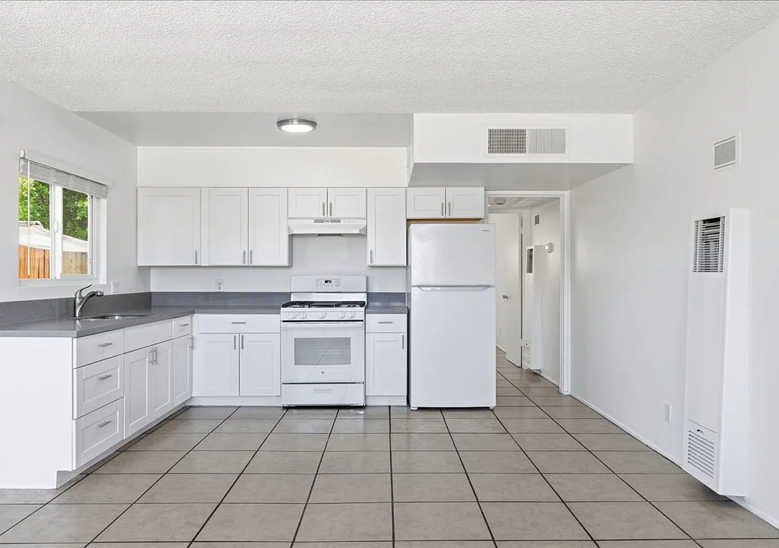 511 S. Desert View Drive — Photo 2