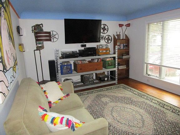 4th image of 616 Montana Ave
