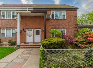 7504 198th St, Fresh Meadows, NY 11366