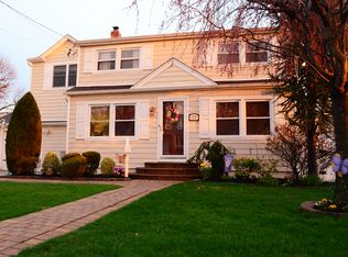 218 N Wisconsin Ave, Massapequa, NY 11758