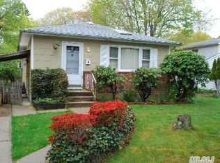 1066 Gridley St, Bay Shore, NY 11706