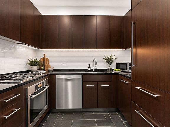 4th image of 40 Broad St APT 24E